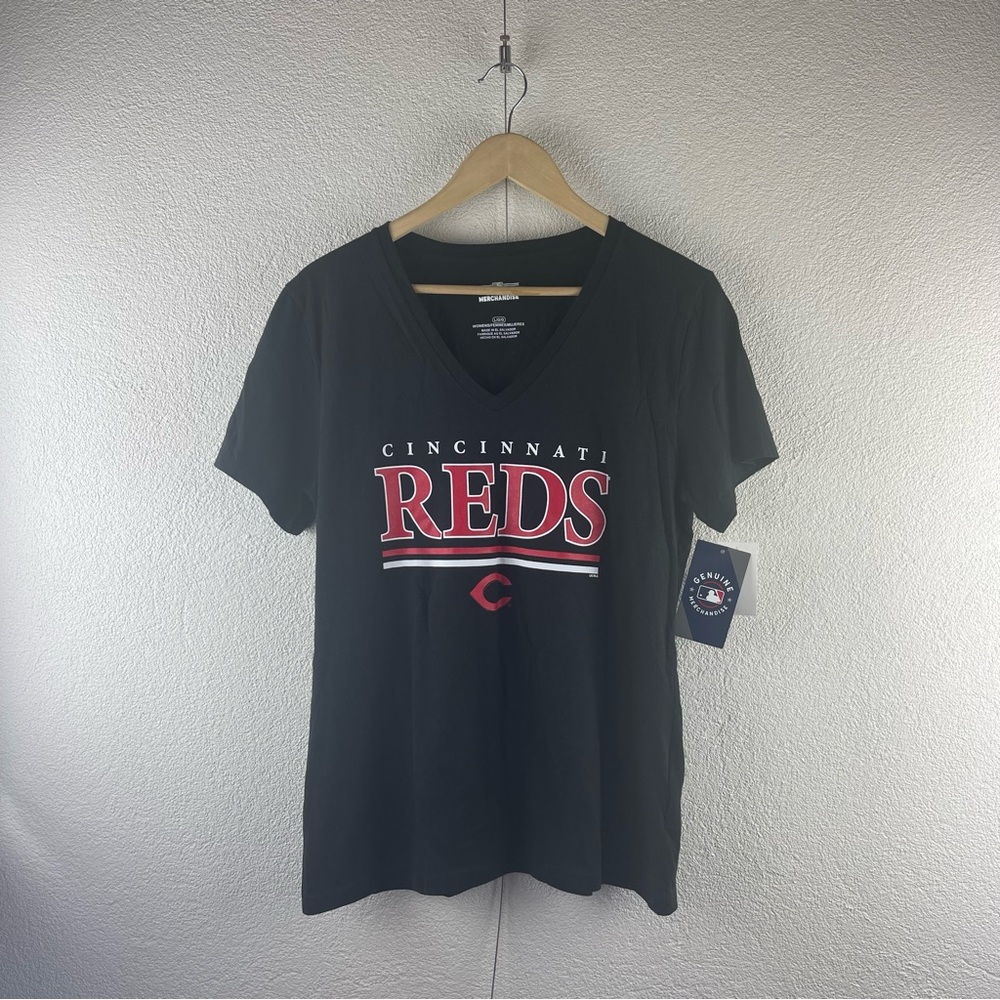 Genuine Merch l XL Cincinnati Reds MLB Baseball Logo V-Neck Short Sleeve T-Shirt